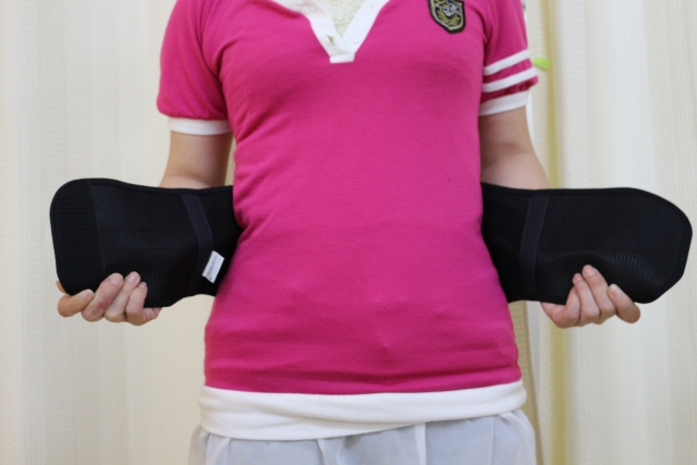 腰椎椎間板ヘルニアはベルトをつけることで改善!!つけるときのコツ