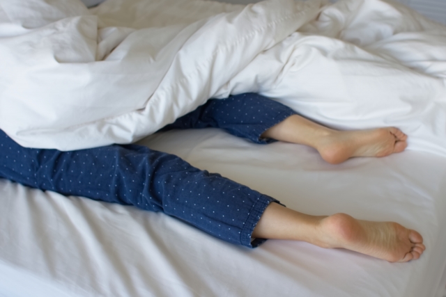 脊柱管狭窄症の対策になる寝方と寝返り、敷布団の選び方を紹介