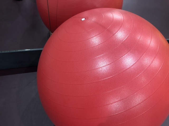 脊柱管狭窄症の改善になるバランスボールの使い方と3つのトレーニング