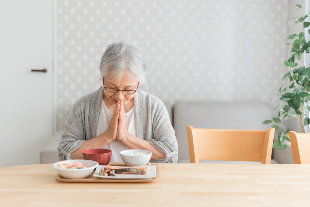 食事をする高齢の女性